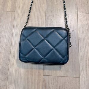 NWOT Forever 21 - Black Quilted, gold chain, crossbody purse